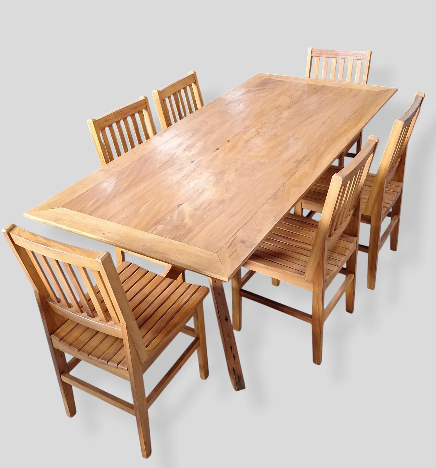 Mesa de jantar rústica de madeira com cadeiras