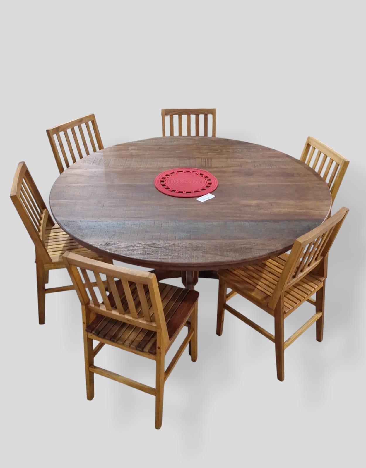 Mesa de jantar redonda rústica de madeira com cadeiras